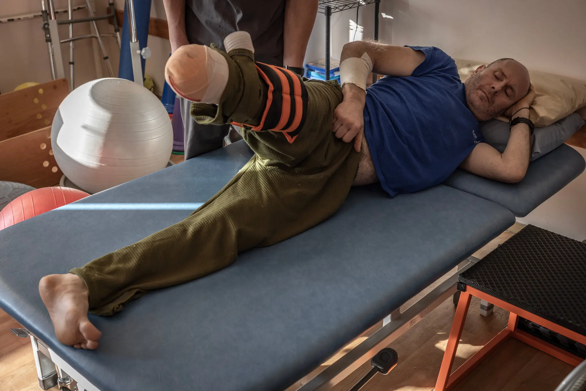 Український військовий, який втратив частину ноги під час розмінування, проходить реабілітацію у січні у військовому госпіталі на Львівщині.
